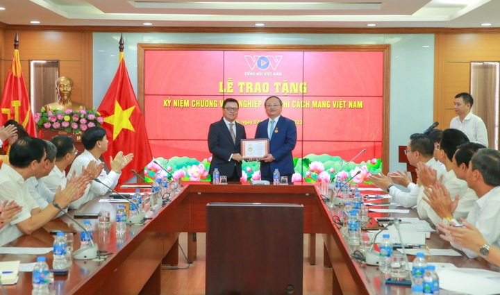 Ông Lê Quốc Minh thay mặt Ban Tuyên giáo Trung ương, Hội Nhà báo Việt Nam trao tặng kỷ niệm chương cho Tổng Giám đốc VOV Đỗ Tiến Sỹ.