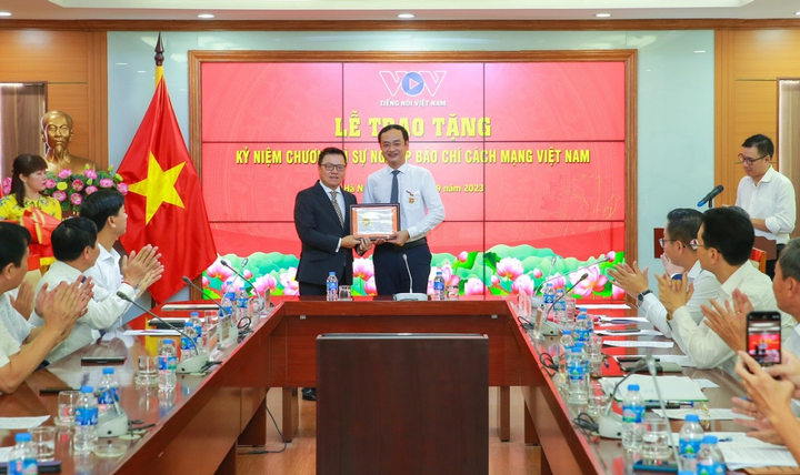 Ông Nguyễn Văn Chí, Phó Bí thư chuyên trách Đảng ủy Đài TNVN nhận kỷ niệm chương.