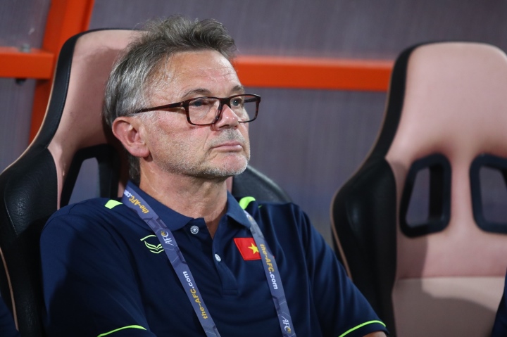 HLV Troussier chưa hài lòng về lối chơi của đội tuyển Việt Nam.