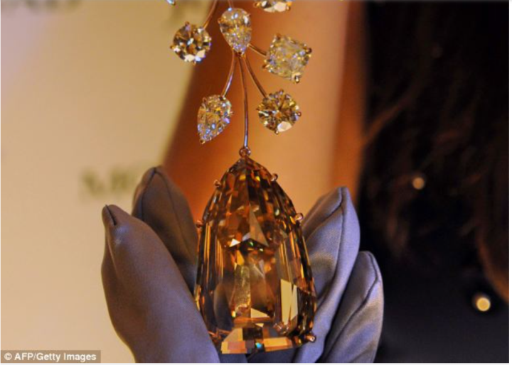 Viên kim cương được cô bé tìm thấy trong bãi rác được chế tác thành phiên bản hình trứng đẹp mắt. (Ảnh: Reuters)