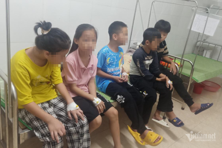 Các học sinh ngộ độc đang được theo dõi tại trung tâm y tế. (Ảnh: PV)