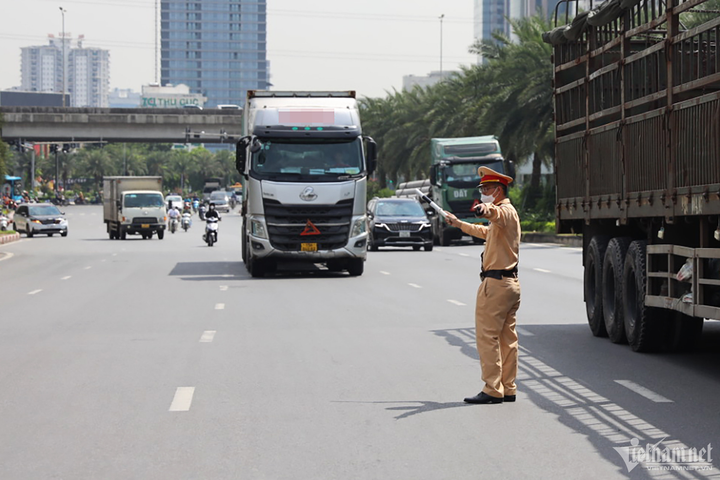 Đội CSGT đường bộ số 6 (Phòng CSGT Công an TP Hà Nội) kiểm soát phương tiện