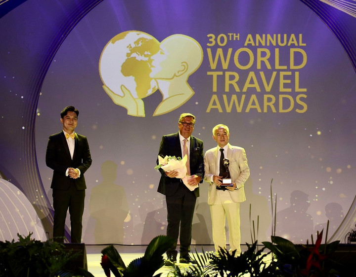 Tổng Giám đốc Nguyễn Bá Luân nhận giải “Khách sạn phong cách nhất châu Á” cho SOJO Hotels.