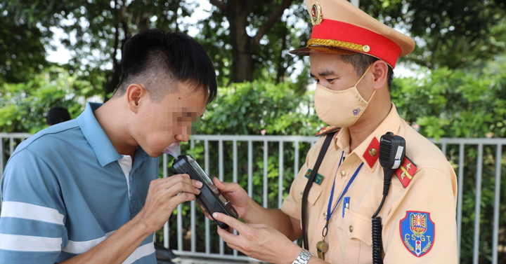 Lực lượng CSGT kiểm tra nồng độ cồn với các lái xe