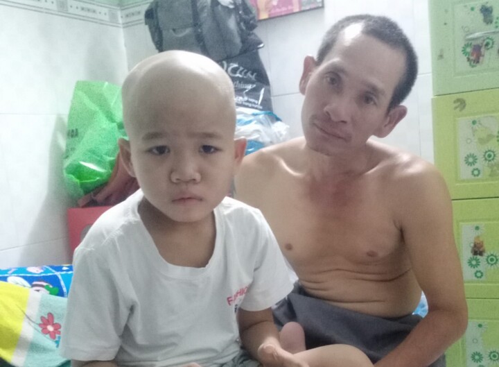 Cậu bé luôn lo lắng mình mất đi sẽ không còn ai chăm sóc bố khuyết tật. (Ảnh: NVCC)