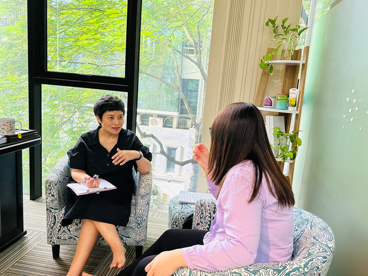 Bà Hoàng Thị Thu Nhiên trò chuyên với bệnh nhân. (Ảnh NVCC)