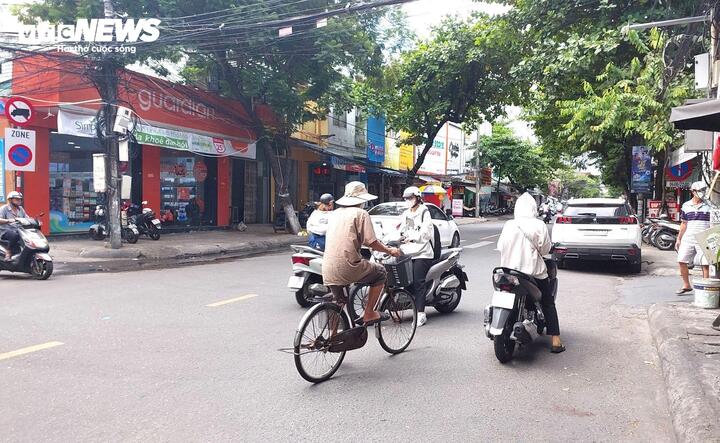 Người đi xe đạp bị tạm giữ phương tiện nếu vi phạm một trong 5 lỗi được quy định tại Điều 8 Nghị định 100/2019/NĐ-CP.