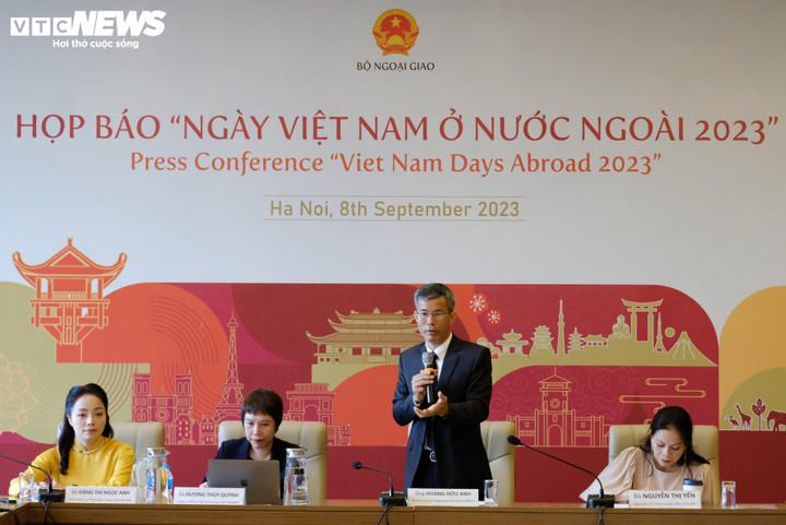 Ông Hoàng Hữu Anh - Phó Vụ trưởng Vụ Ngoại giao văn hóa và UNESCO - phát biểu tại họp báo giới thiệu chương trình Ngày Việt Nam ở nước ngoài năm 2023.
