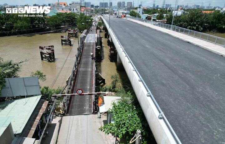 Cầu Long Kiểng mới thông xe thay thế cho cầu cũ xuống cấp trầm trọng.