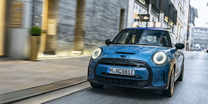 Mini Electric, được gọi là MINI Cooper SE, là phiên bản điện hoàn toàn của dòng xe Mini Cooper. (Ảnh: Anycar.vn)