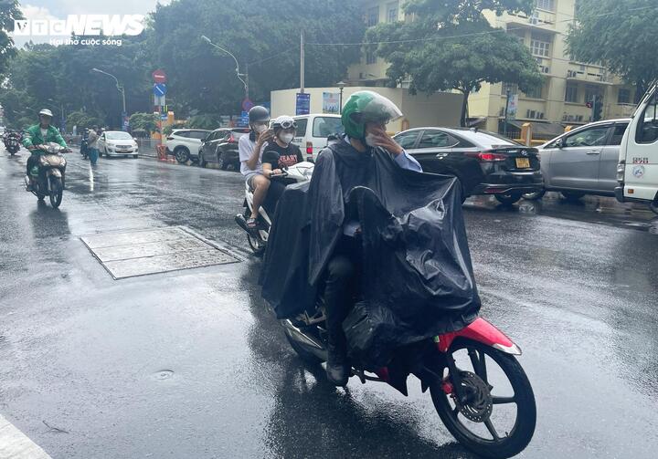 Thời tiết tại TP.HCM hôm nay 9/9, mây thay đổi, ngày nắng, chiều và tối có mưa rào và dông vài nơi.
