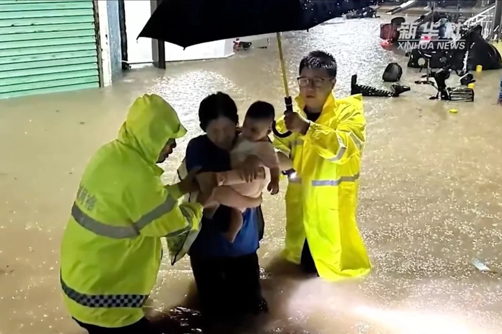 Lực lượng chức năng thành phố Thâm Quyến hỗ trợ người dân đến nơi an toàn.