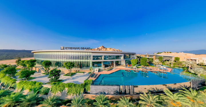 Wyndham Grand KN Paradise Cam Ranh tọa lạc trong Khu phức hợp nghỉ dưỡng giải trí KN Paradise, Bãi Dài, chỉ mất 5 phút lái xe từ sân bay Quốc tế Cam Ranh.