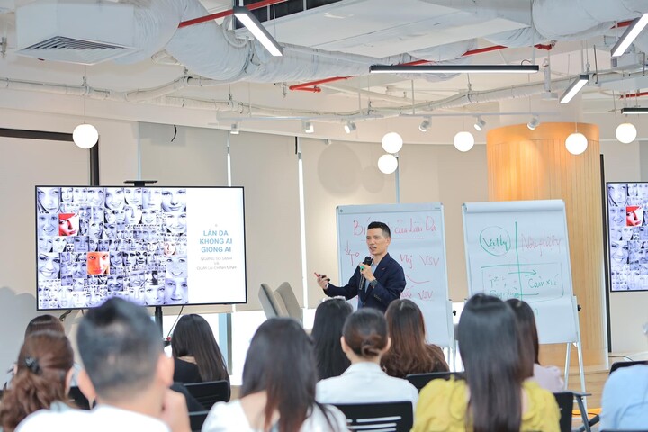 Bác sĩ Nguyễn Xuân Quang chia sẻ tại chương trình “Bí mật của làn da”.