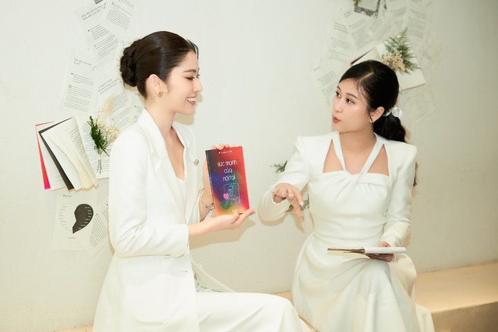 Lệ Nam ra mắt cuốn sách đầu tay.