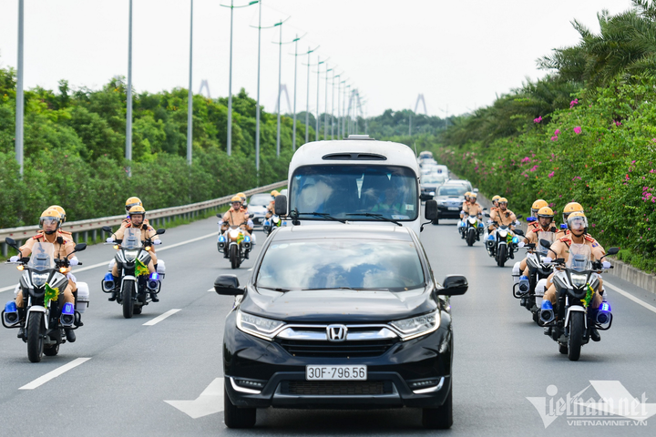 Khi thấy tín hiệu của xe ưu tiên, các phương tiện cần nhanh chóng chuyển hướng, nhường đường cho xe ưu tiên