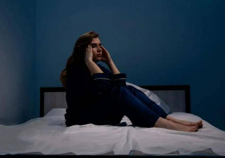 Thường xuyên thức giấc vào 3-4 giờ sáng khiến bạn vô cùng mệt mỏi. (Nguồn: Aboluowang)