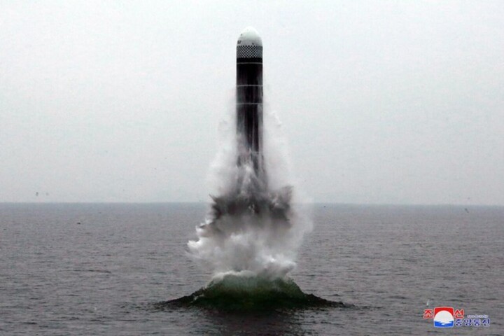 Hình ảnh Triều Tiên phóng tên lửa từ tàu dưới mặt nước. (Ảnh: KCNA)
