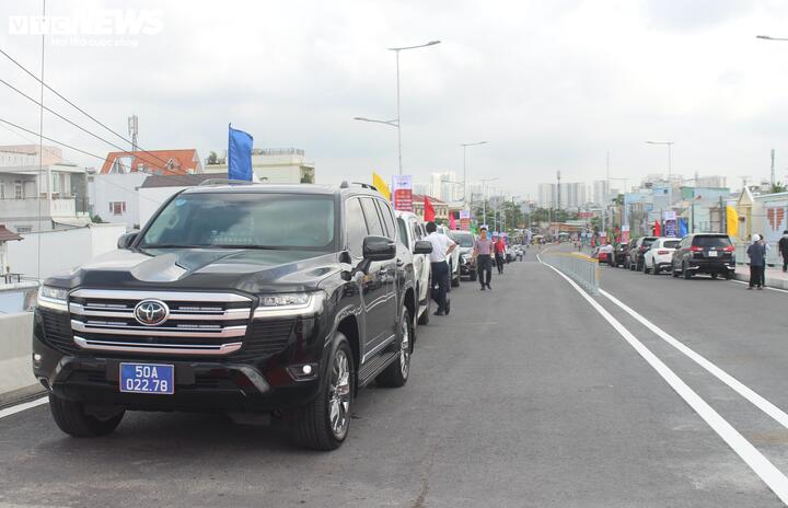 Trưa 8/9, cầu Long Kiểng nối hai xã Nhơn Đức và Phước Kiển (huyện Nhà Bè, TP.HCM) chính thức thông xe, sau 23 năm được phê duyệt, ngưng trệ thi công.