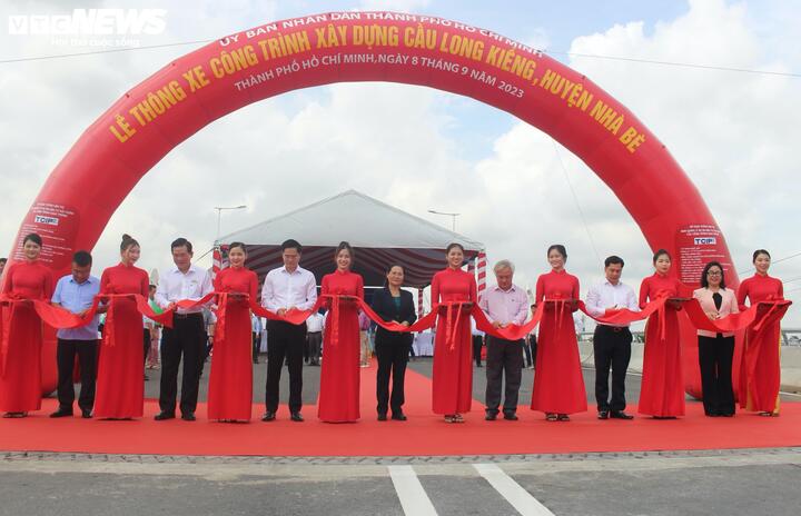 Đại diện lãnh đạo TP.HM Chủ tịch HĐND TP.HCM, Nguyễn Thị Lệ (áo đen) cắt băng tại lễ thông xe cầu Long Kiểng.
