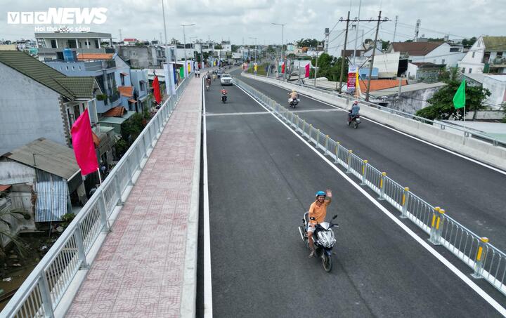 Hình ảnh những người dân đầu tiên lưu thông trên cầu Long Kiểng vào trưa 8/9.