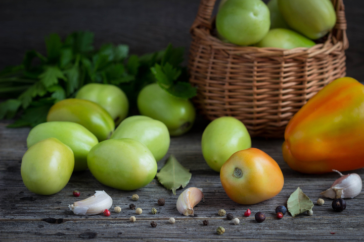 Nên hạn chế ăn cà chua xanh. (Ảnh: Tomato Bible)