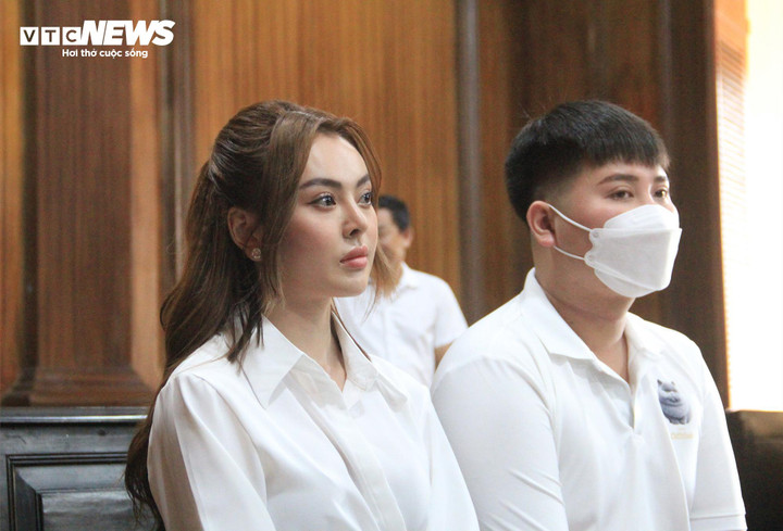 Bị cáo Trang Nemo và đồng phạm tại phiên toà. (Ảnh: Hoàng Thọ)