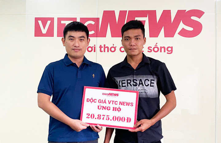 Đại diện Báo điện tử VTC News trao số tiền 20.875.000 đồng cho anh Nguyễn Văn Chí Thiện.