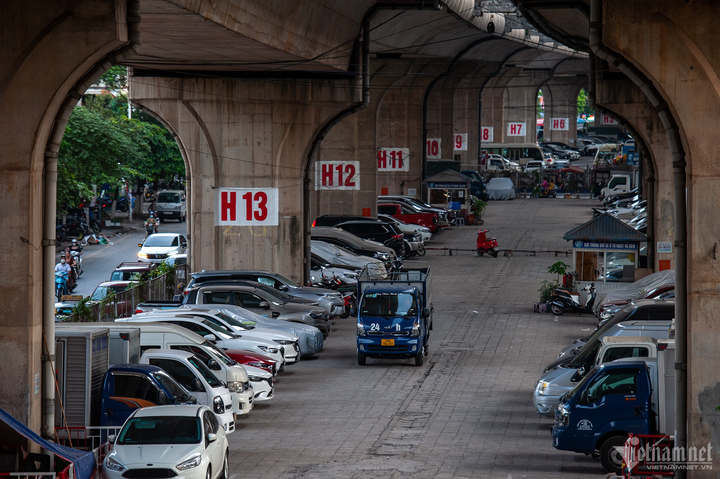Bộ GTVT vừa trả lời UBND TP Hà Nội về đề nghị cho duy trì điểm trông giữ phương tiện giao thông dưới gầm cầu vượt. (Ảnh: Thế Bằng).