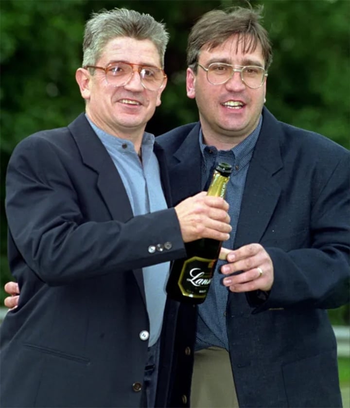 Mark (bên phải) và người bạn thân Paul Maddison chia nhau giải độc đắc hơn 22 triệu bảng Anh. (Ảnh:  Alamy)