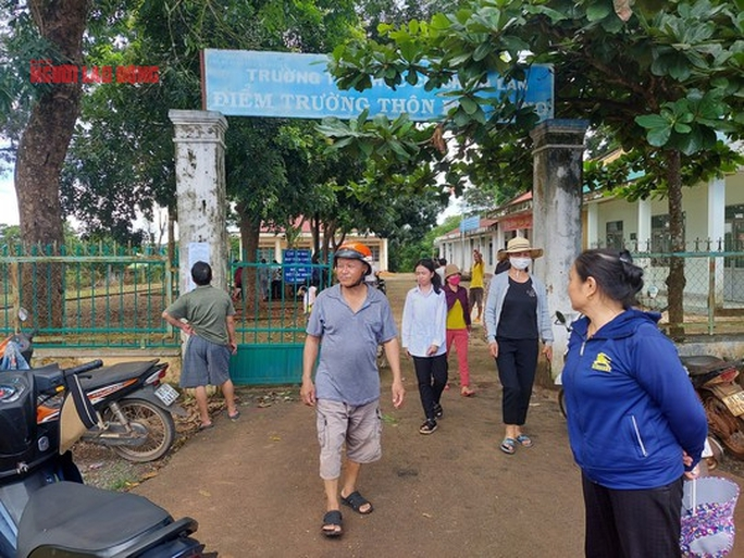 Nhiều phụ huynh vẫn không đồng ý đưa con từ điểm trường thôn Đức Hưng ra điểm trường chính trường Tiểu học Cù Chính Lan để học.