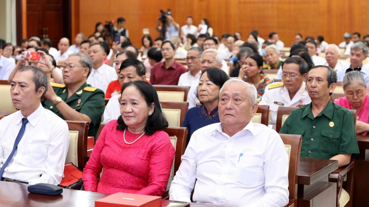 Các bí thư chi bộ tiêu biểu được tuyên dương. (Ảnh: A.T).