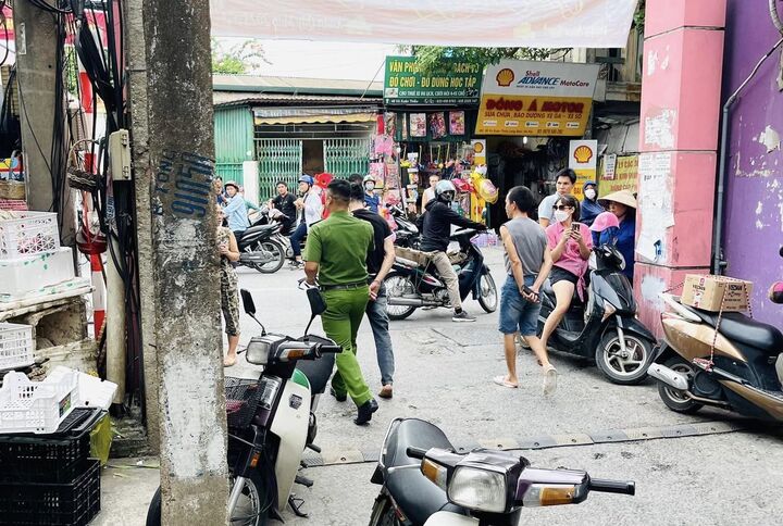 Nghi phạm cướp tiệm vàng bị người dân và lực lượng chức năng bắt giữ.