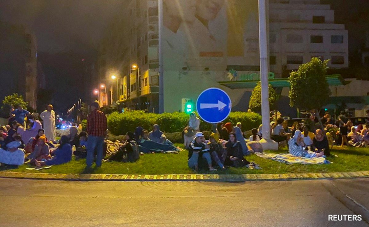 Mọi người tụ tập trên một con phố ở Casablanca sau trận động đất mạnh ở Maroc. (Ảnh: REUTERS)