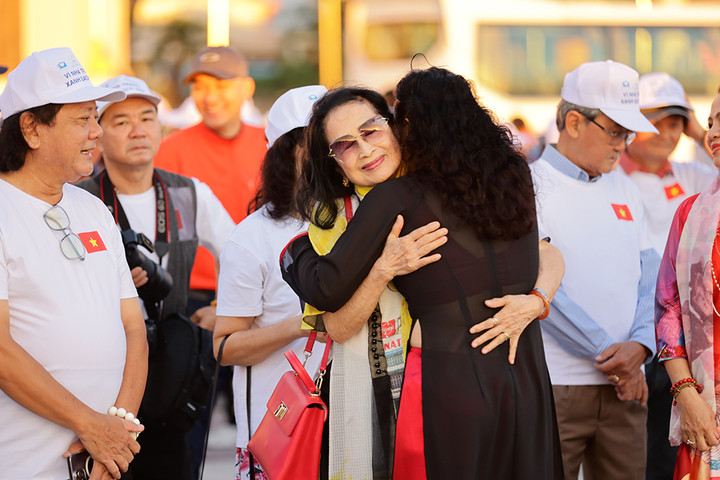 NSND Trà Giang hạnh phúc khi được gặp những người đồng nghiệp thân thiết.