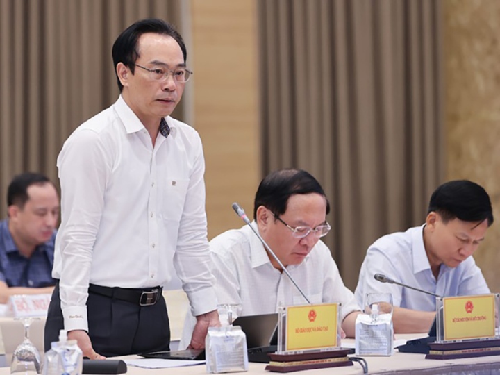 Thứ trưởng Bộ GD&ĐT Hoàng Minh Sơn trả lời tại buổi họp báo Chính phủ thường kỳ, chiều 9/9. (Ảnh: Báo Chính phủ)