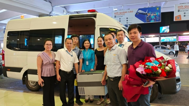 Lá gan của người hiến tạng được vận chuyển thành công đến sân bay Nội Bài.