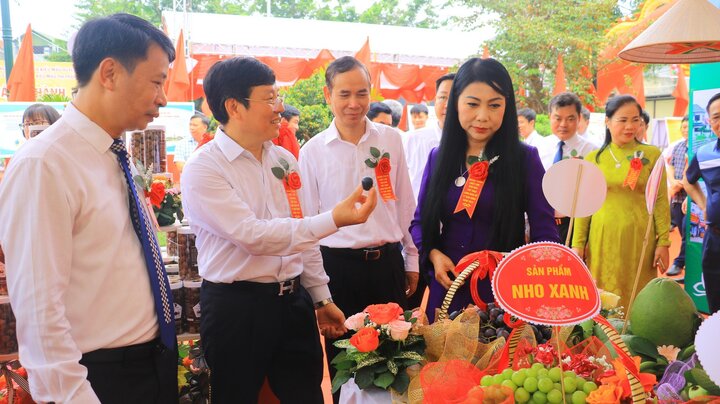 Các lãnh đạo tỉnh Vĩnh Phúc tham quan các gian hàng trưng bày sản phẩm đặc trưng của địa phương.