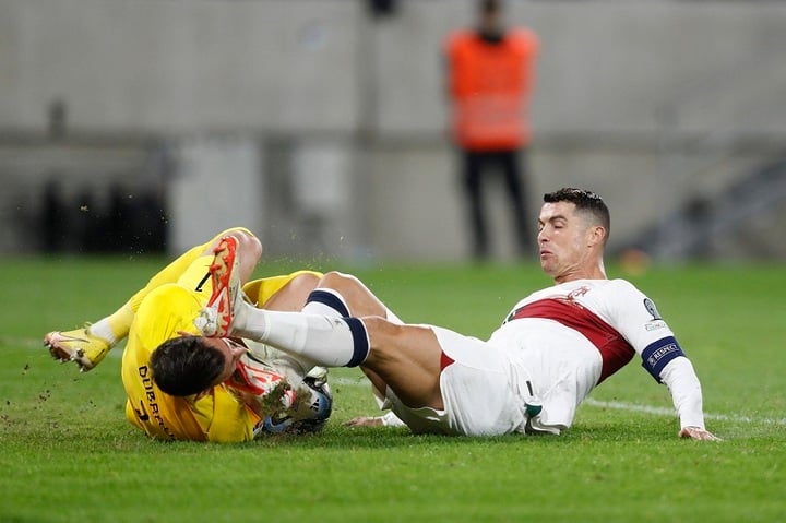 Ronaldo đạp vào mặt Dubravka.