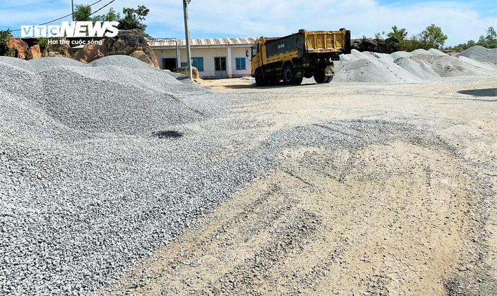 Bãi tập kết cát, đá phục vụ cho việc sản xuất bê tông nhựa nóng.