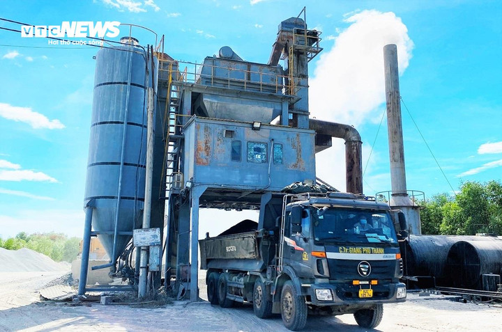 Trạm bê tông nhựa nóng ngang nhiên hoạt động như chốn vô pháp luật suốt nhiều năm qua.