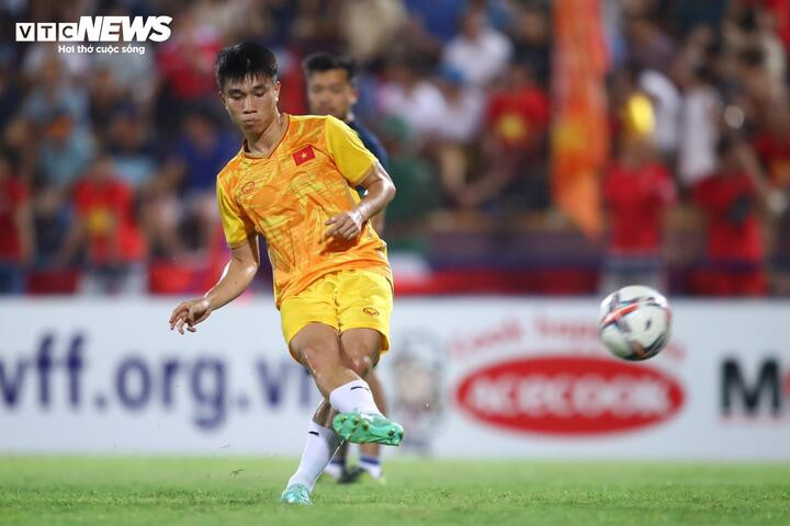 U23 Việt Nam khởi động kĩ càng trước trận đấu. Ảnh: Kim Chi.