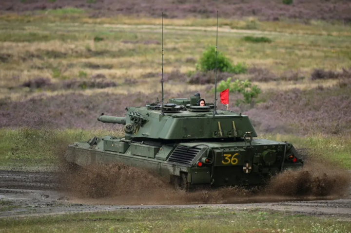 Lính Ukraine huấn luyện xe tăng Leopard 1A5. (Ảnh: Reuters)