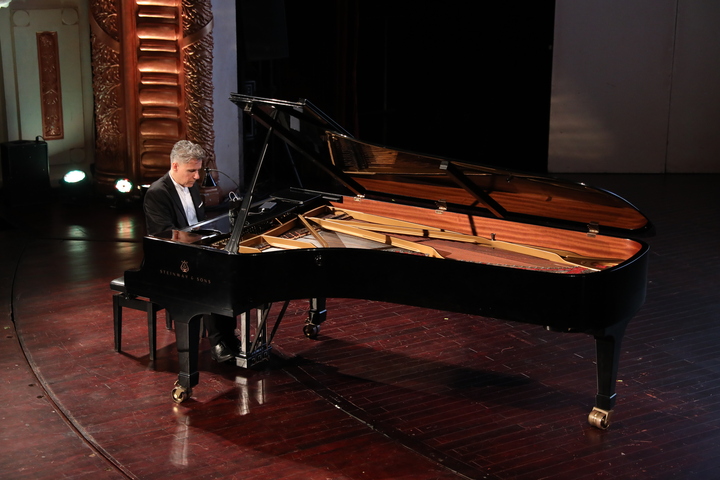 Nghệ sĩ piano Marcelo Bratke trình diễn trong hoà nhạc tối 9/9 tại Nhà hát lớn Hà Nội.