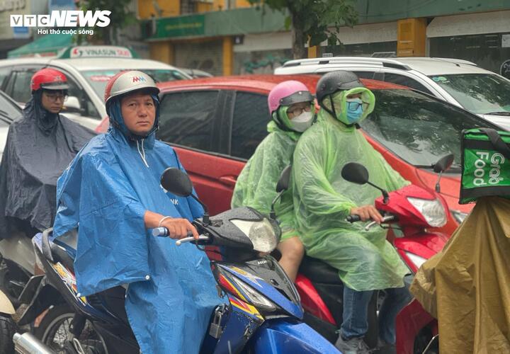 Thời tiết tại TP.HCM hôm nay 10/9, mây thay đổi, ngày nắng gián đoạn, có mưa rào và dông nhiều nơi.