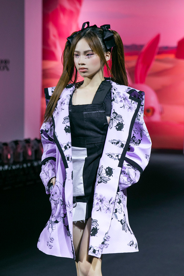 Tham gia trình diễn cùng Hoa hậu Thanh Thủy trong bộ sưu tập lần này là mẫu nhí Bảo Hà. Cô bé 14 tuổi được NTK nổi tiếng Hàn Quốc tin tưởng giao cho 2 trang phục đặc biệt.