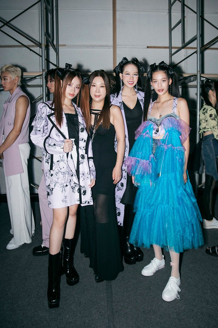 Là người đồng hành, đạo diễn Nguyễn Hưng Phúc cho hay nhà thiết kế Kwak Hyun Joo rất hài lòng về hai cô gái đến từ Việt Nam nên muốn sẽ tiếp tục được mời diễn những lần sau. “Tôi rất hài lòng, phấn khích và tự hào khi được tận mắt ngồi xem hai học trò trình diễn cùng những người mẫu bậc nhất tại Hàn Quốc", Hưng Phúc chia sẻ.