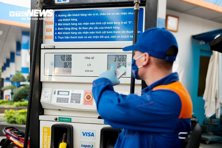 Giá bán lẻ xăng dầu trong nước sẽ được điều chỉnh vào chiều mai 11/9. (Ảnh: Công Hiếu).