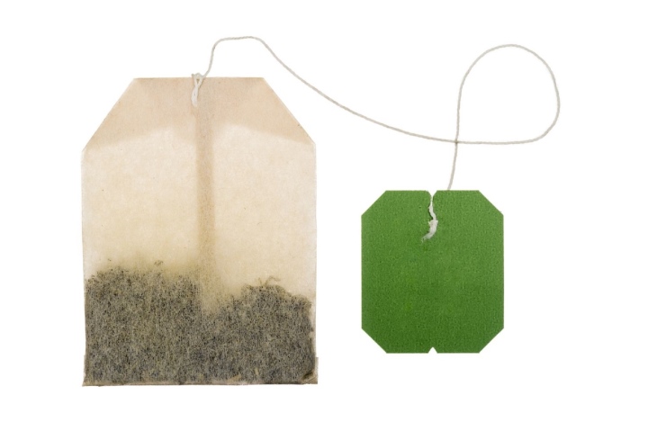 Việc sử dụng lá trà xanh hay túi lọc trà là cách khử mùi nồi cơm điện hiệu quả.(Ảnh: The Spruce)