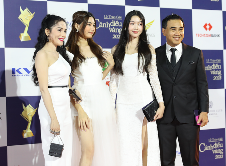 Thậm chí, nhiều người còn hài hước nhận định 2 cô con gái đã "chiếm hết spotlight" của ông bố, bà mẹ nổi tiếng.